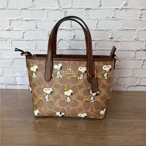 NWT authentic Coach X Peanuts City Mini Tote Bag Canvas With Snoopy Print CBS83